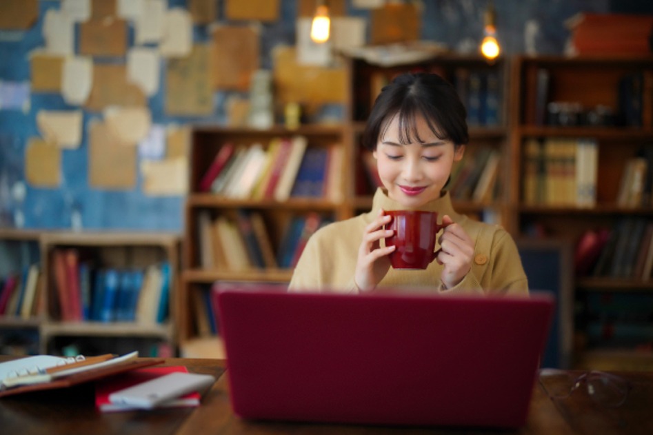 コーヒーを飲む女性